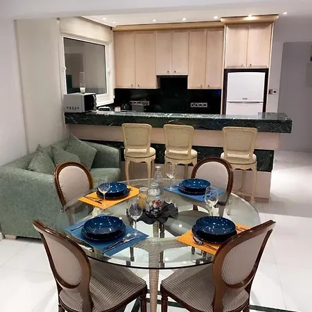 Room, 50m To The Finikoudes Alloggio in famiglia