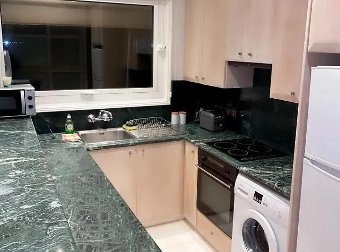 Room, 50m To The Finikoudes Séjour chez l'habitant *