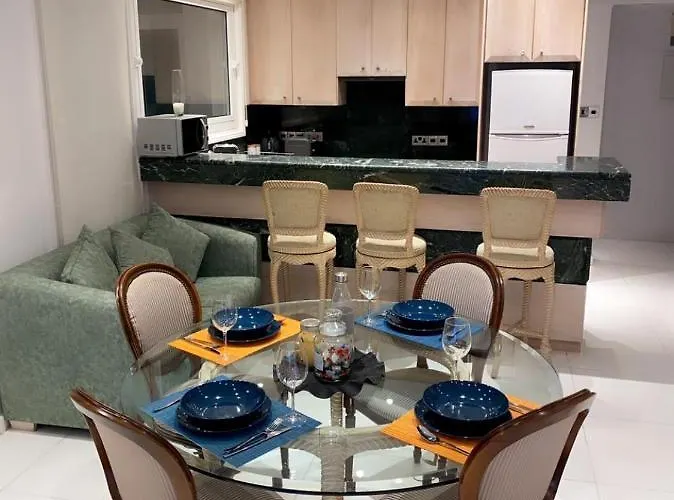 Room, 50m To The Finikoudes Проживання в сім'ї