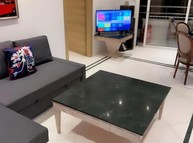 Room, 50m To The Finikoudes Проживання в сім'ї Ларнака